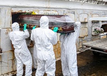 Covid-19: enterro ‘express’: dois minutos para se despedir de uma vida inteira