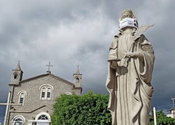 Covid-19: paróquia de Santaluz ‘veste’ estátua de padroeira com máscara