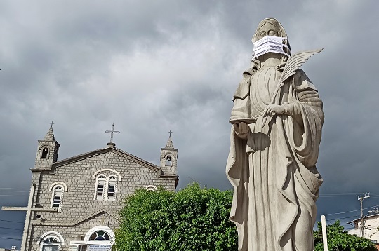Covid-19: paróquia de Santaluz ‘veste’ estátua de padroeira com máscara