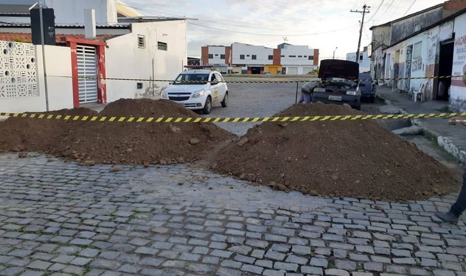 Prefeitura bloqueia vias que dão acesso à cidade para conter coronavírus