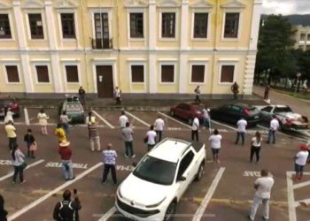 Comerciantes de Senhor do Bonfim protestaram em frente a Prefeitura por causa do fechamento do comércio