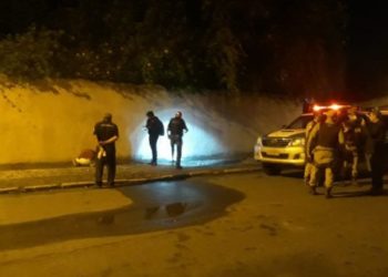 Homem é encontrado morto de joelhos em Feira de Santana