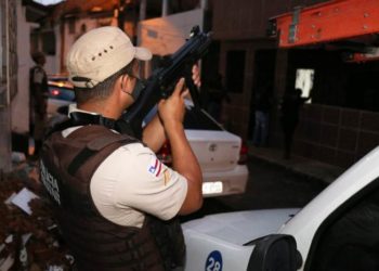 Traficantes e homicidas foragidos são alvos de operação