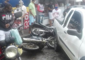 Carro desce desgovernado por cerca de 40 metros e atinge três motos em estacionamento
