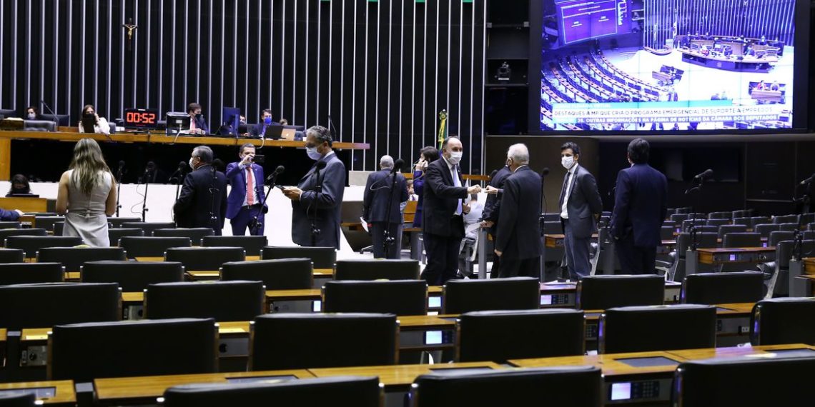 Câmara aprova texto-base da PEC que adia eleições deste ano