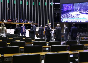 Câmara aprova texto-base da PEC que adia eleições deste ano