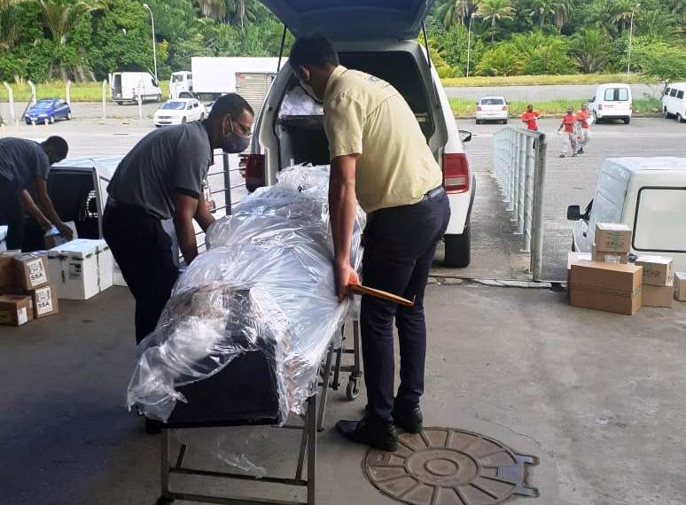 Corpo de jovem retirolandense assassinado em Bento Gonçalves-RS chega no aeroporto de Salvador