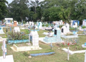 AM – Homem é detido após retirar corpo da avó de túmulo e dançar com cadáver na rua