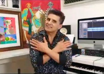 Mulher em Movimento  – Del Feliz canta o abraço para sentir a presença do público