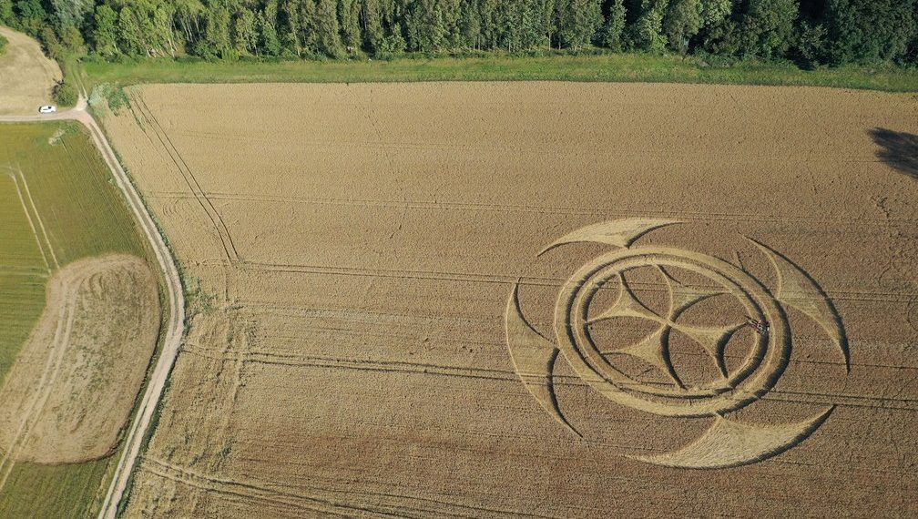 Símbolo gigantesco em campo de trigo atrai atenção de curiosos na França