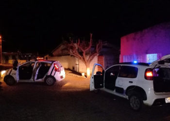 Bar que funcionava dentro de casa é fechado e bebidas são apreendidas