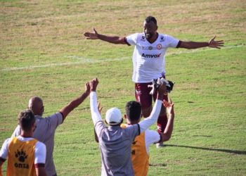 Jacuipense vence o Flu de Feira e assume liderança do Baianão