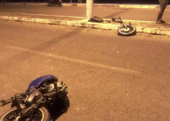 Motocicleta se divide ao meio após bater em poste e condutor foi socorrido com suspeita de fratura das duas pernas