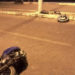 Motocicleta se divide ao meio após bater em poste e condutor foi socorrido com suspeita de fratura das duas pernas