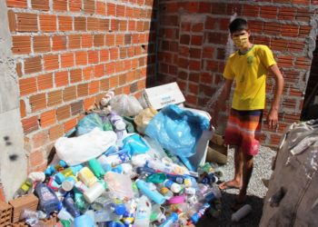 Jovem com problemas de visão coleta material reciclável em prol dos animais de rua