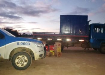 Ação conjunta da Vigilância Sanitária e PM faz apreensão de bebidas alcoólicas na zona rural