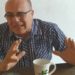 Ponto do Cafezinho – Política comparada a uma criação de galinhas, prefeito querendo usar spray de pimenta pra tirar o povo da rua