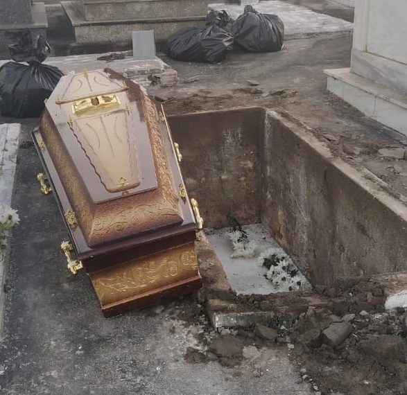 Corpos são trocados e mulher é enterrada no lugar de outra em Feira de Santana
