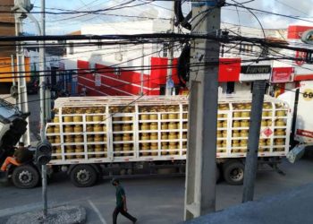 Pane mecânica em caminhão interrompe transito de veículos no centro comercial