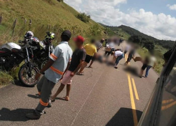 PE – Acidente entre caminhonete e motociclistas deixa 3 mortos e 5 feridos