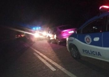 Casal fica ferido após motocicleta ser atingida na traseira por carro na BA 120