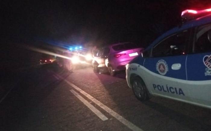 Casal fica ferido após motocicleta ser atingida na traseira por carro na BA 120