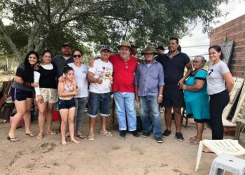 Prefeito de Queimadas descumpre o próprio decreto e aparece posando para fotos em grupos e sem máscara