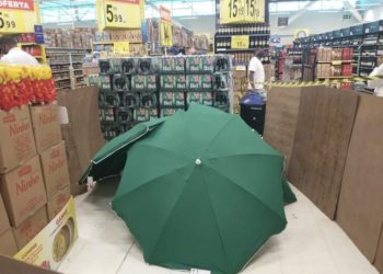 PE – Trabalhador morre em supermercado no Recife, corpo é coberto por guarda-sóis e estabelecimento continuou funcionando