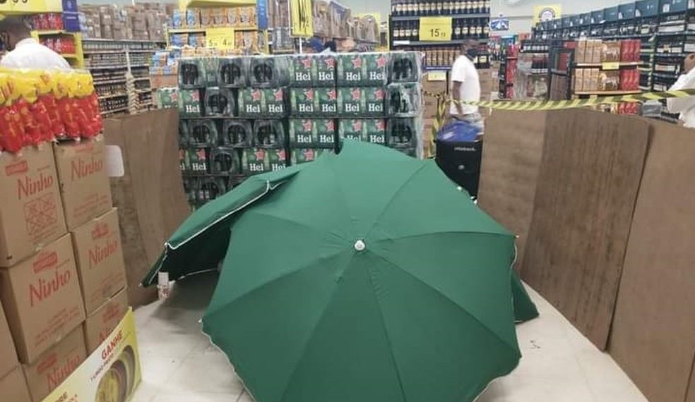 PE – Trabalhador morre em supermercado no Recife, corpo é coberto por guarda-sóis e estabelecimento continuou funcionando