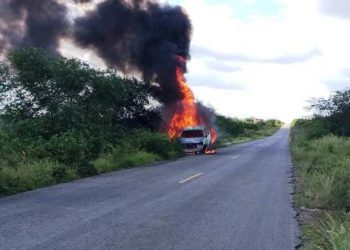 Carro do ex-secretário de Saúde de Coité é consumido pelo fogo na BA 120