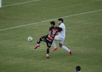 Série B – Vitória vence o Paraná com gol de pênalti e se aproxima do G4