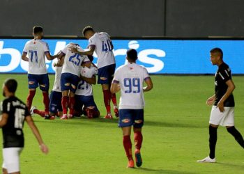 Com dois gols de zagueiros Bahia vence o Bragantino e segue com 100% de aproveitamento