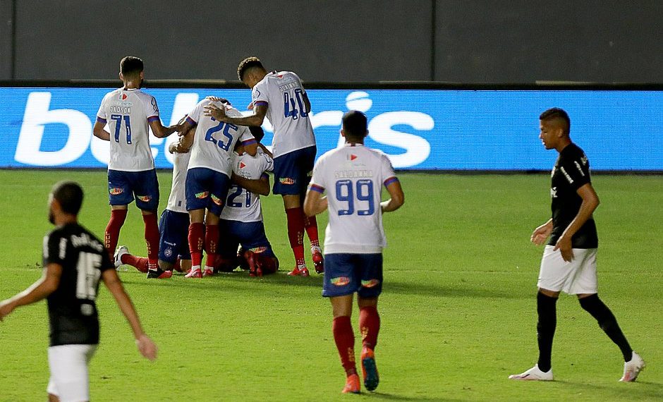 Com dois gols de zagueiros Bahia vence o Bragantino e segue com 100% de aproveitamento