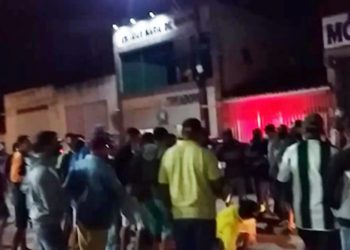 Aliados do prefeito de Fátima realizam protesto e aglomeração em frente à Câmara de Vereadores