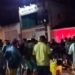 Aliados do prefeito de Fátima realizam protesto e aglomeração em frente à Câmara de Vereadores
