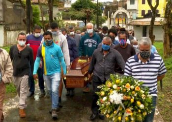 Jorge Portugal é enterrado sob aplausos em Santo Amaro