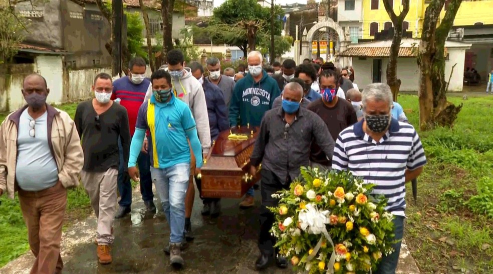 Jorge Portugal é enterrado sob aplausos em Santo Amaro