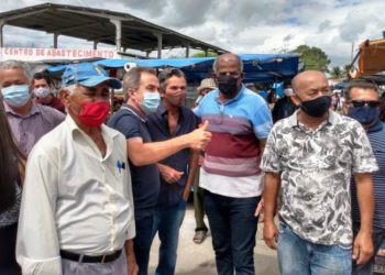 Coité – Pré-candidato a prefeito Marcelo Araújo visita feira livre de Salgadália e gera aglomeração