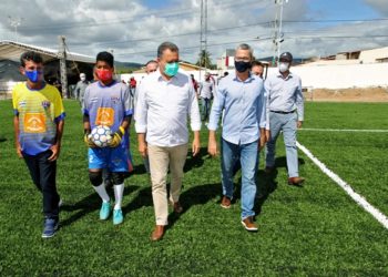 Governo do Estado entrega obra de rodovia e novo gramado sintético em estádio de Miguel Calmon