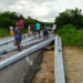 Carga de postes cai de carreta no meio da rodovia BA 131
