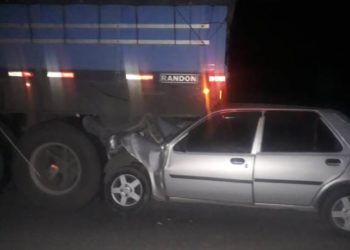 Mulher morre após carro bater na traseira de carreta na BR-116