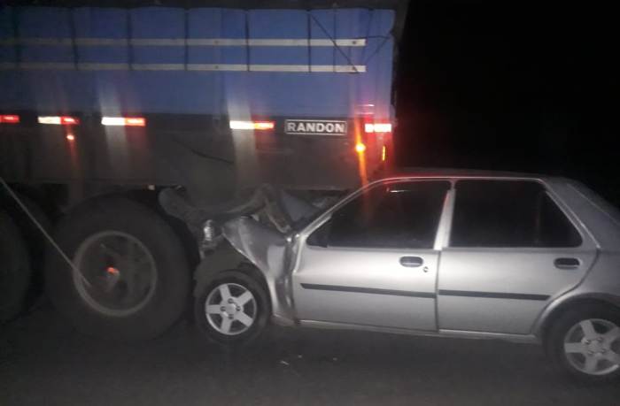 Mulher morre após carro bater na traseira de carreta na BR-116