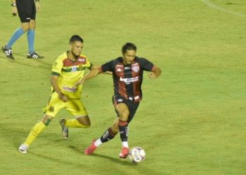 Com gol de Thiago Carleto, Vitória bate o Sampaio Corrêa e larga bem na Série B