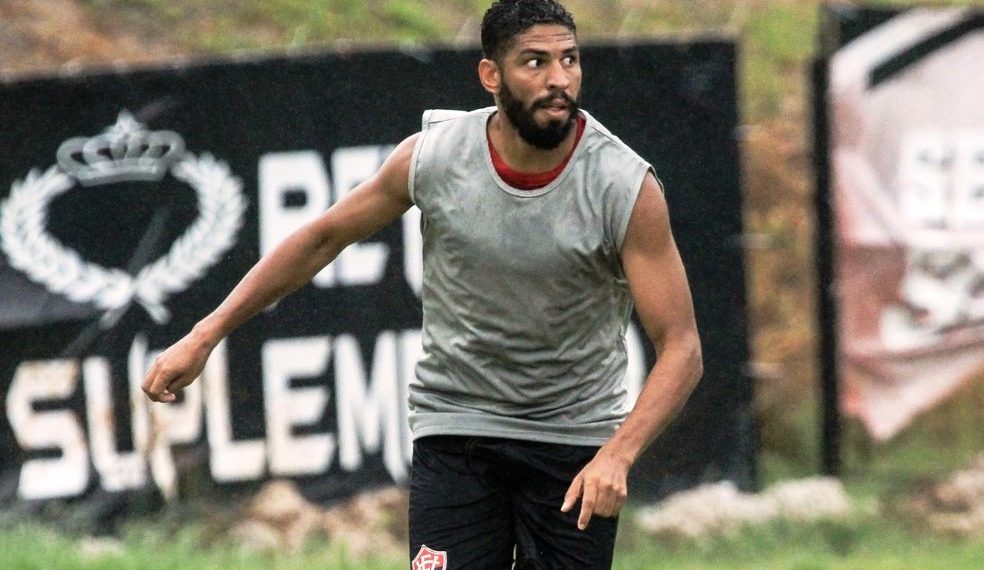 Wallace será titular pela primeira vez na zaga do Vitória, mas admite não estar 100%