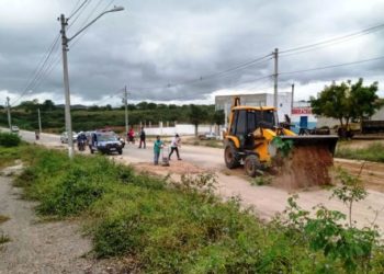 Águia Resgate promove ação social com ‘tapa buraco’ na BA 409