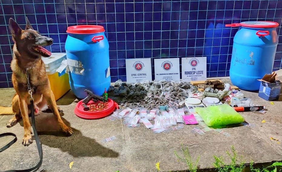 Operação da PM encontra esconderijo de pistola e drogas de facção
