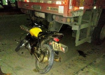 Motociclista morre ao colidir em fundo de carreta estacionada