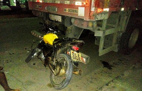 Motociclista morre ao colidir em fundo de carreta estacionada
