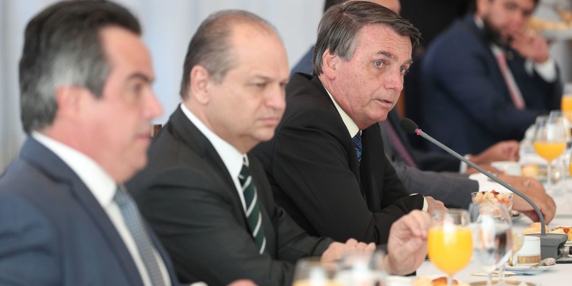 Governo prorroga auxílio emergencial de R$ 300 até o fim do ano