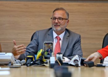 Bahia firma parceria com a Rússia para comercializar 50 milhões de doses da vacina contra coronavírus